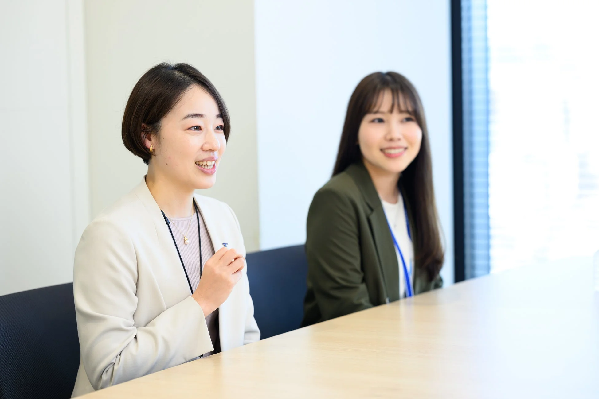 オフィスで打ち合わせをする女性たち