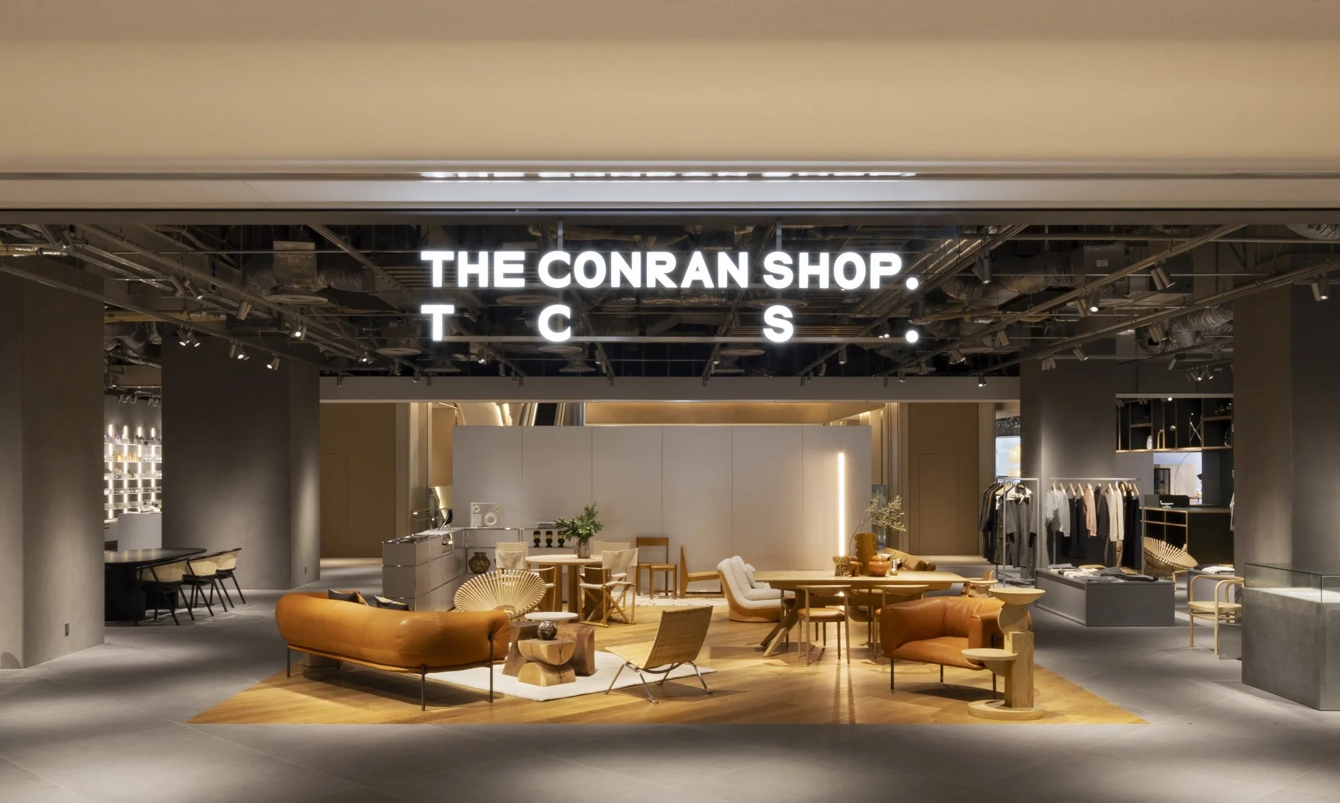 モダンなインテリアが並ぶザ・コンランショップの店内