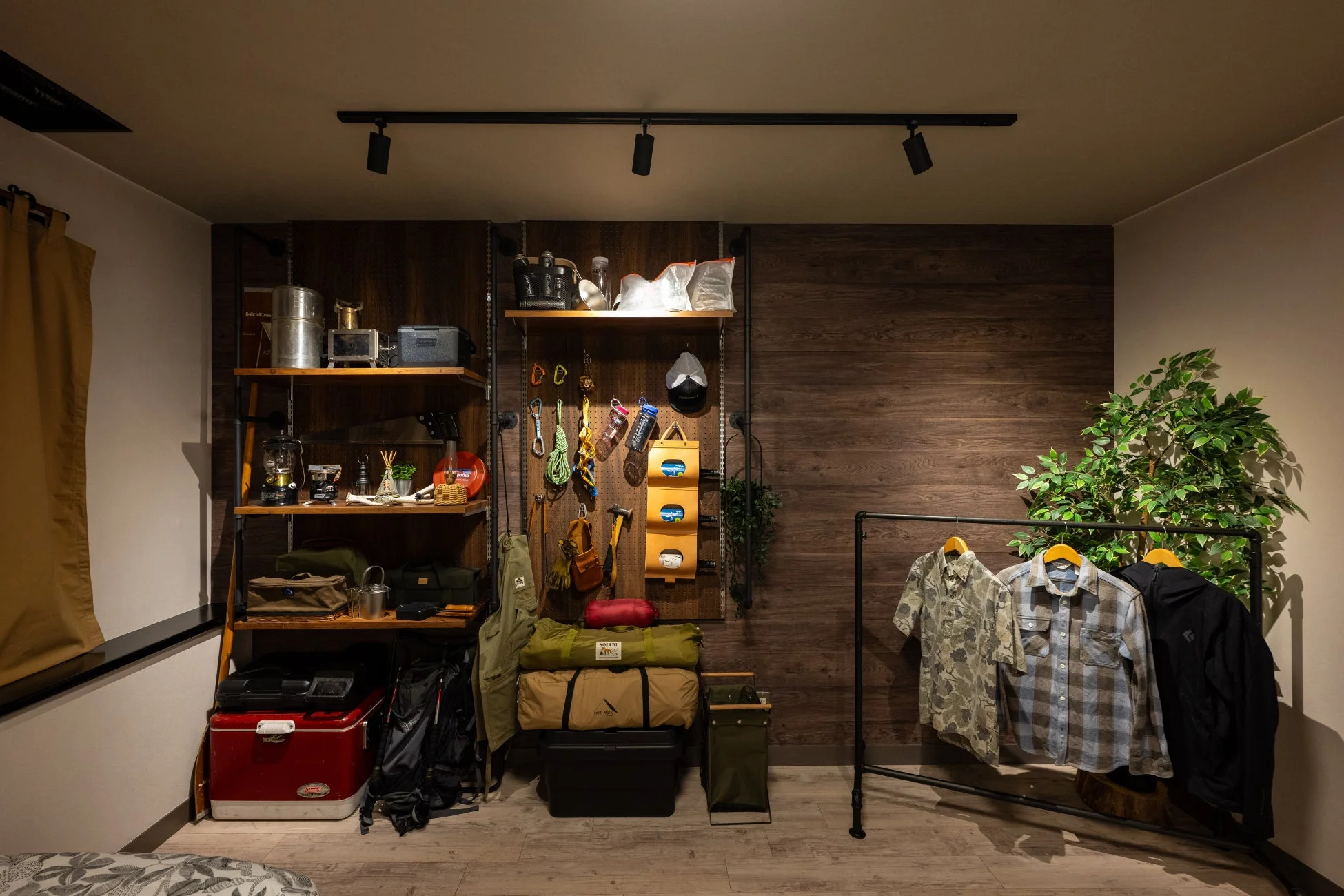 アウトドア用品がディスプレイされた部屋