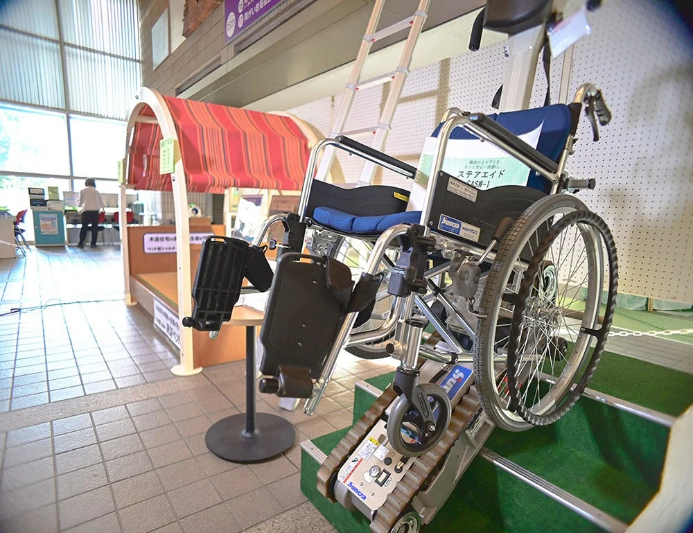 車いす利用者も安全に昇降可能な「可搬型階段昇降機」