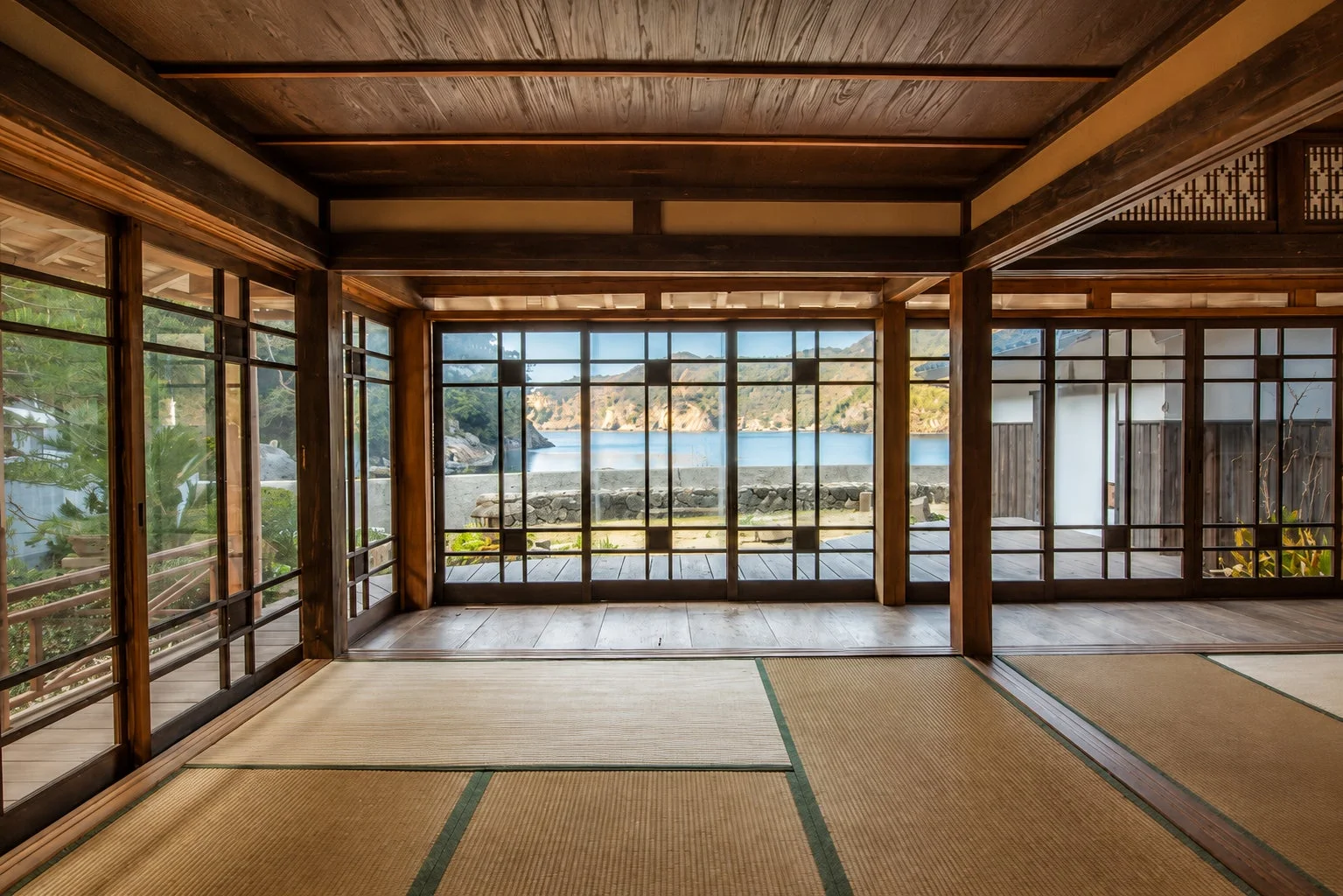 和室、畳、オーシャンビュー、海、日本家屋、伝統建築、木造、風景、窓、絶景、リラックス、静寂、旅館、インテリア、自然