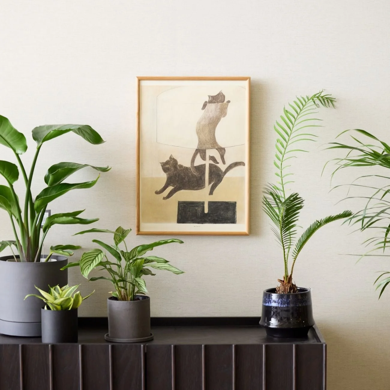 猫のアート作品と観葉植物のあるモダンなインテリア空間