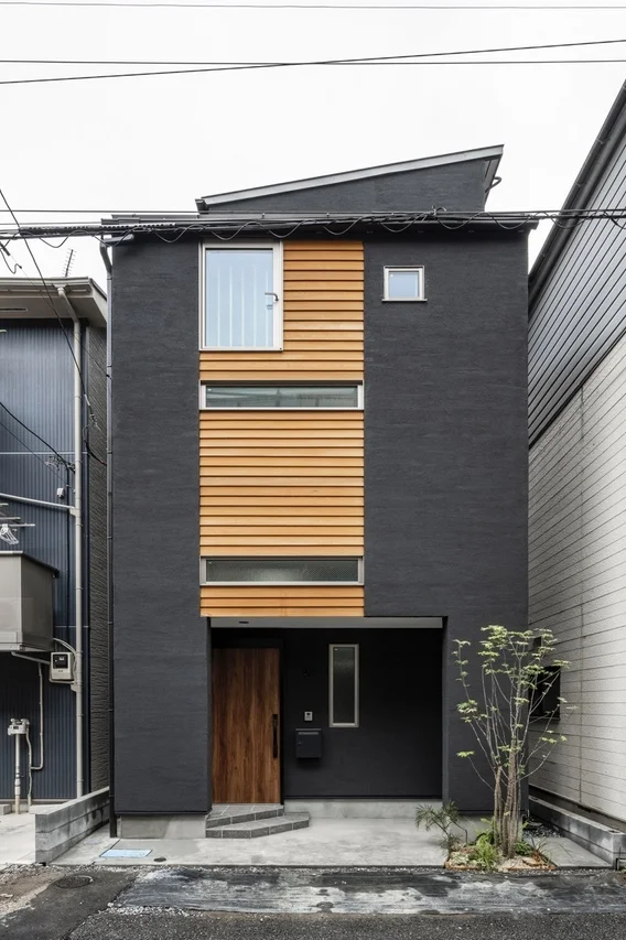 都市部に建つモダンな狭小住宅の外観