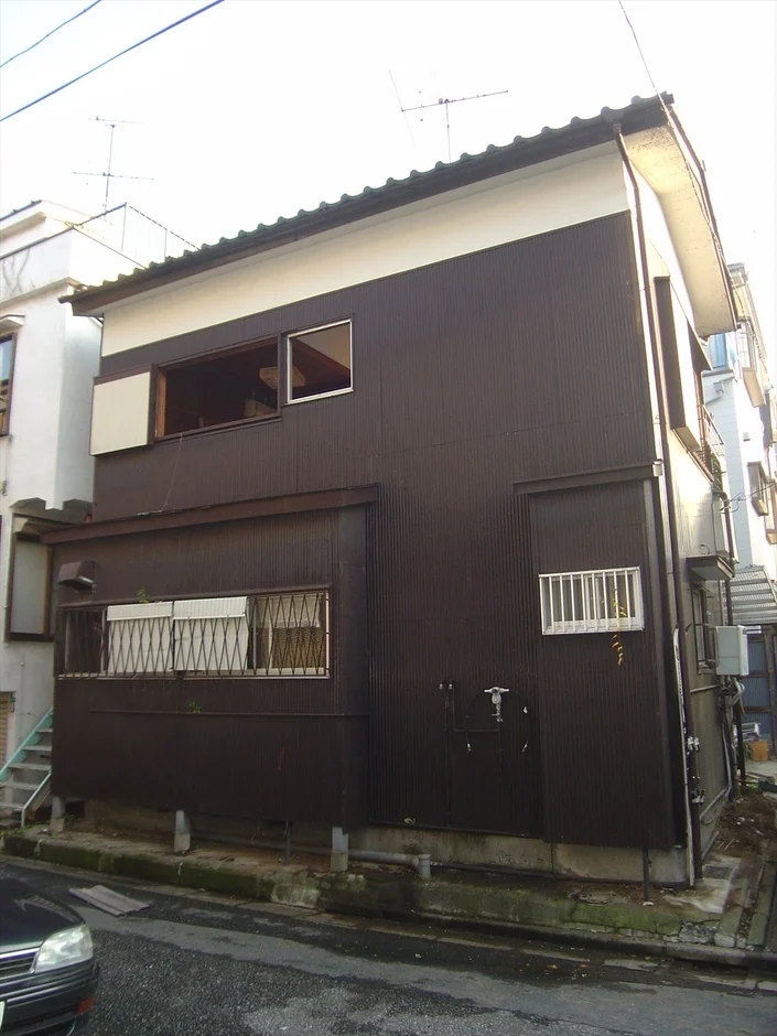 築48年戸建てリノベーションの改修前外観(茶色の波板)