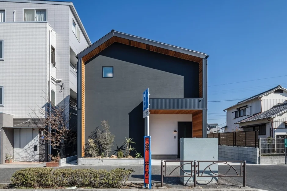 趣味と日常が溶け合う家！葛飾区に「土間リビング」が広がるガルバリウム外壁の住まいが完成