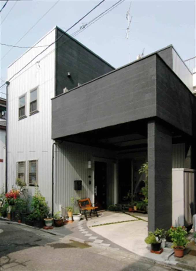 築48年戸建てリノベーションの改修後外観(モダンなモノトーン)