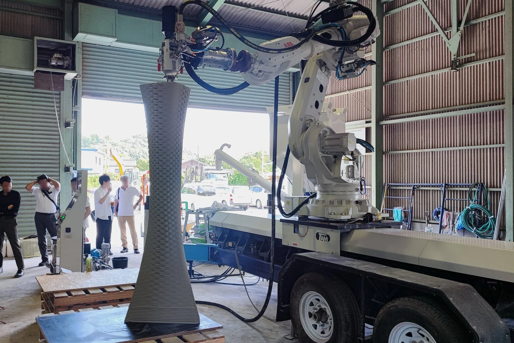 ロボットアームが3Dプリントしている様子