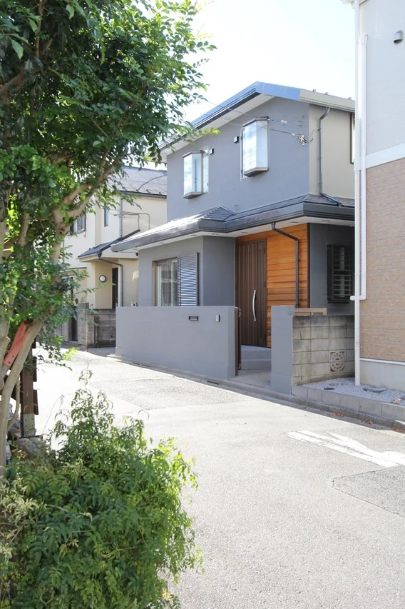 モダンなグレーの外壁が特徴的な二階建て住宅