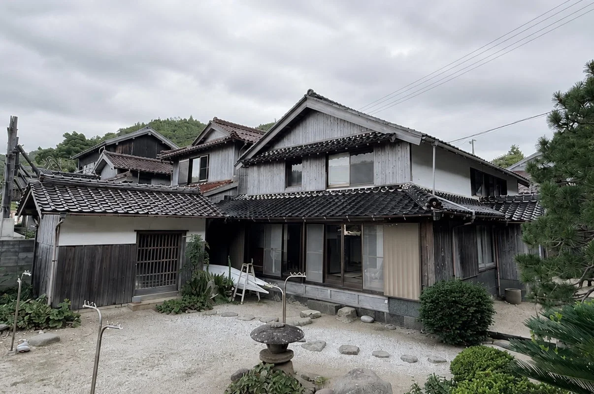 日本家屋、古民家、瓦屋根、木造建築、日本庭園、砂利の庭、石灯籠、曇り空、田舎の風景、和風