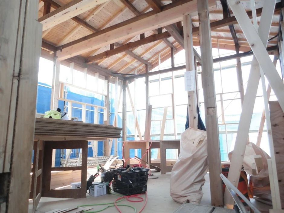 木造建築の建設中の屋内風景