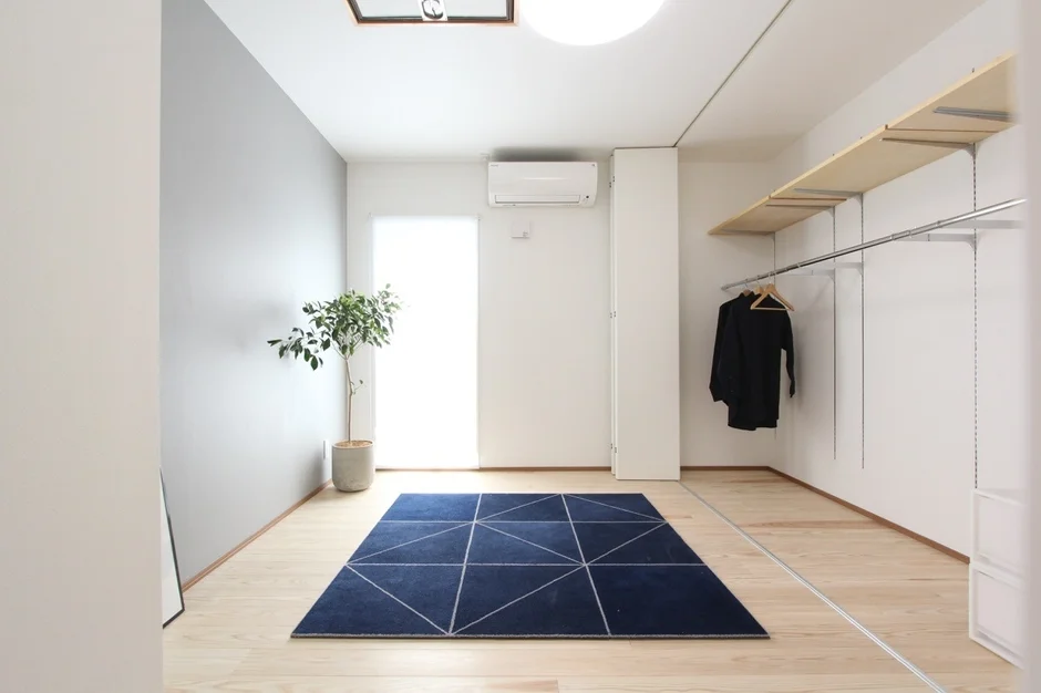 明るくモダンな印象の部屋