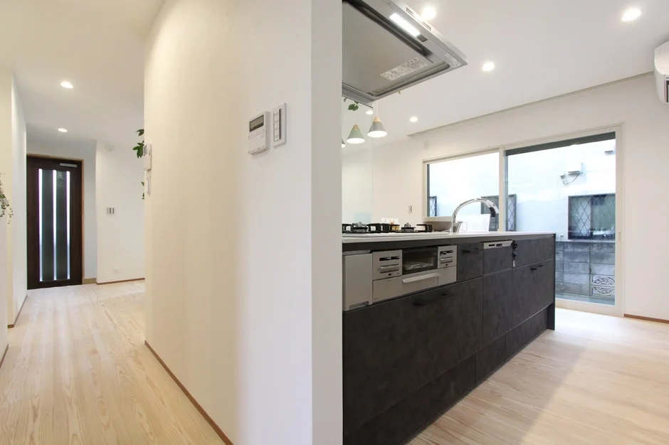 明るい木目のフローリングと白い壁が特徴のモダンな住宅インテリア
