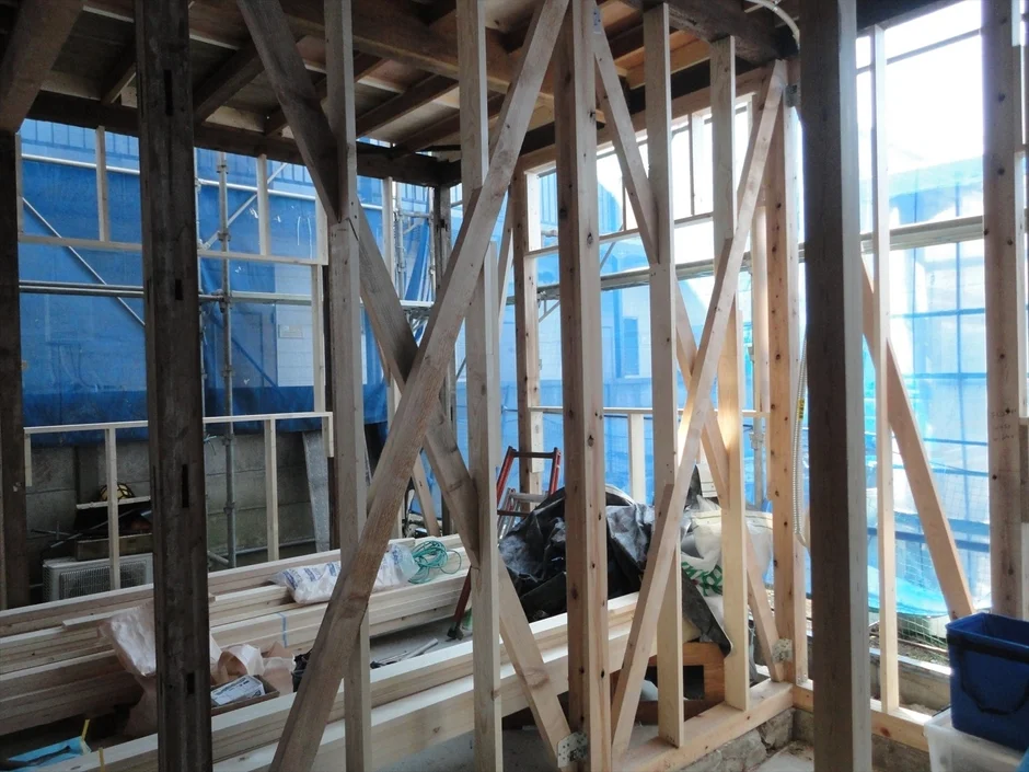 木造建築の骨組みが組まれた建設現場