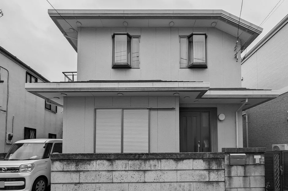モノクロで撮影された日本の住宅街の一角