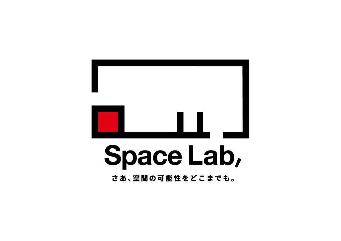 「Space Lab, さあ、空間の可能性をどこまでも。」というテキストと、赤と黒の線で構成された抽象的なロゴが描かれた画像です。シンプルながらも、空間の探求を想起させるデザインとなっています。