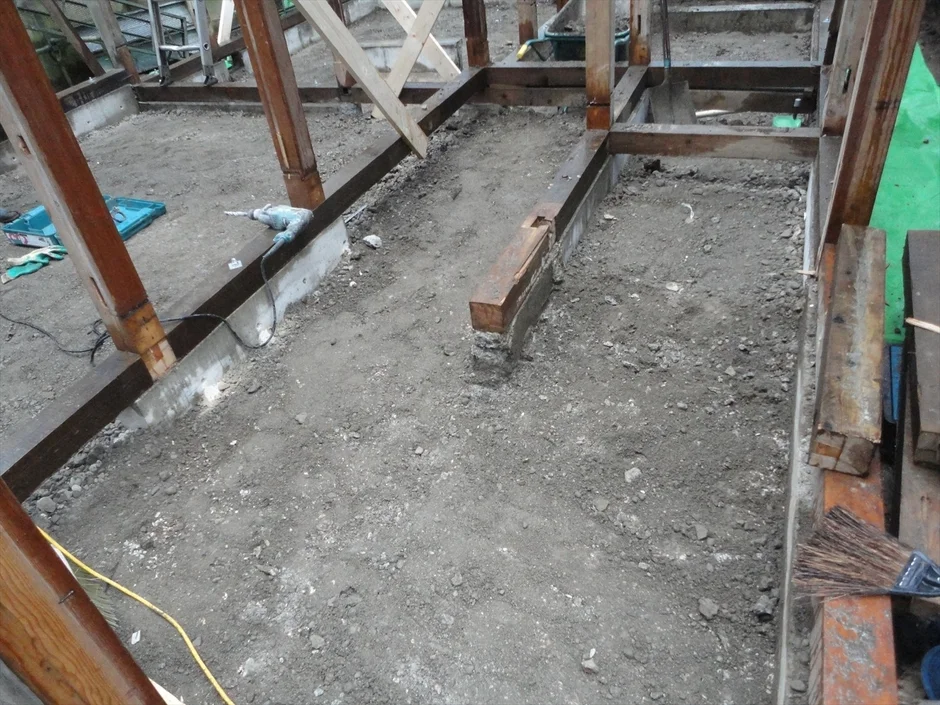 建設中の木造建築物の基礎工事