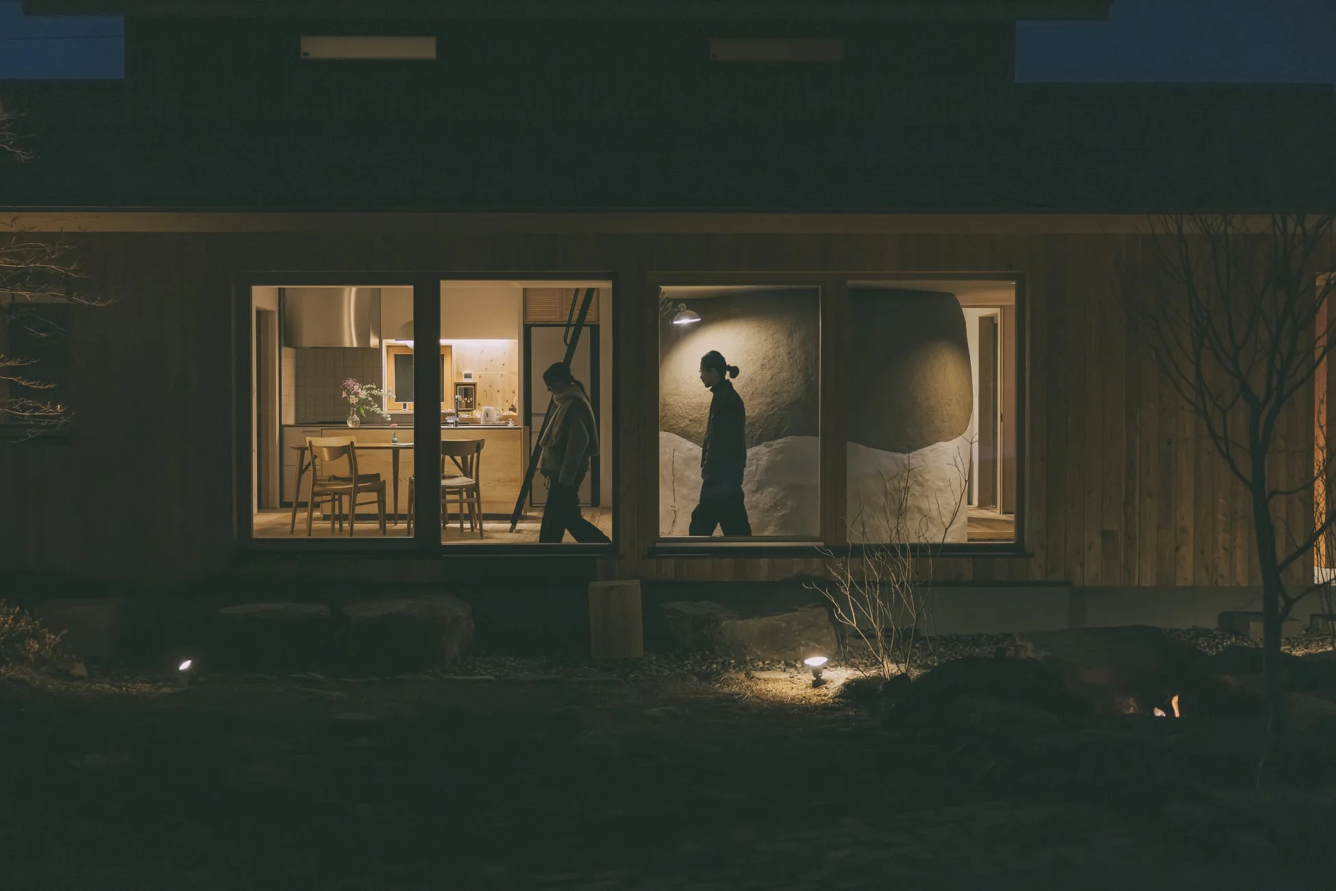 夜のモダンな住宅、キッチンとダイニング