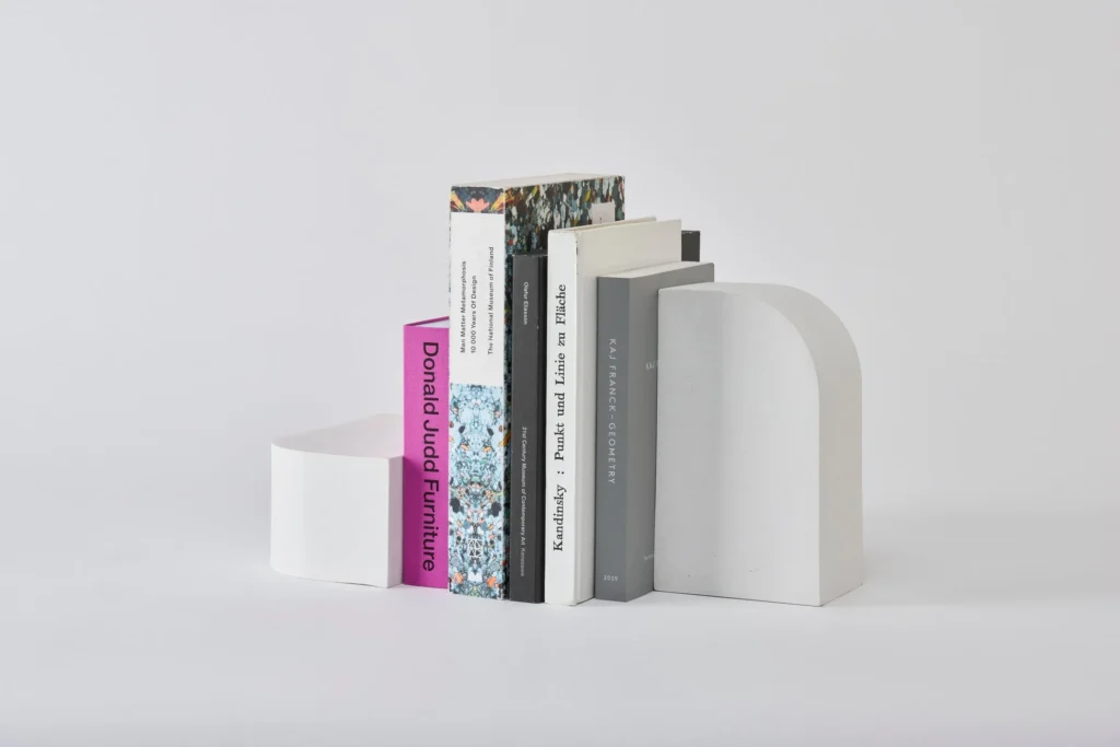 Parallel Plastics、未活用プラスチックを活かした新プロダクトで住まいを彩る – 環境に優しいブックエンドとシューホーン登場