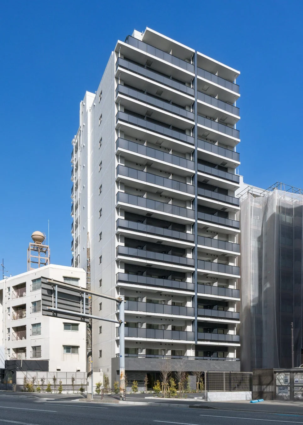 現代的なデザインの高層マンション