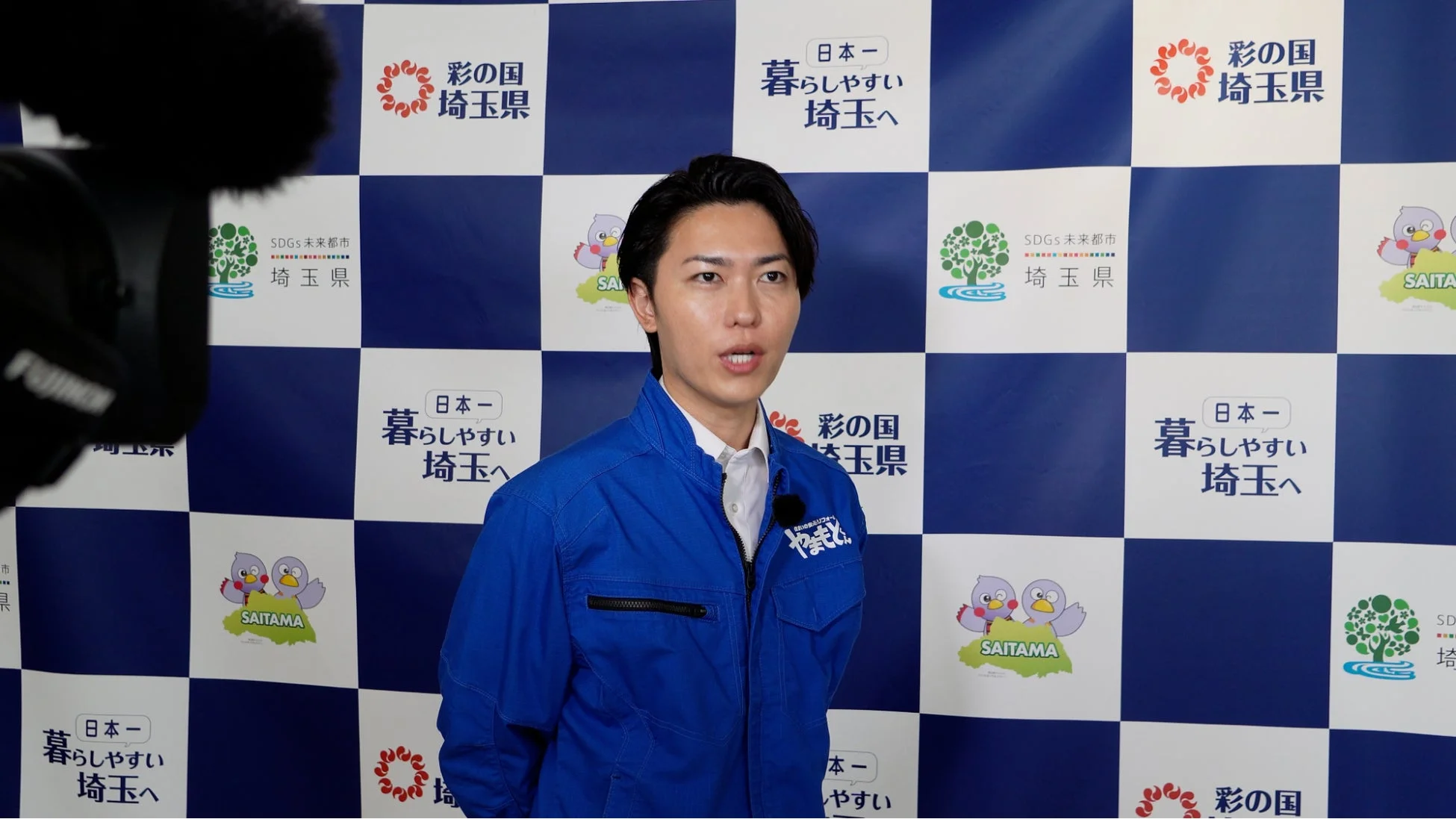 青い作業服の男性
