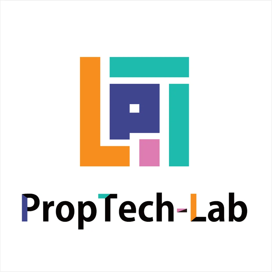 不動産テック企業「PropTech-Lab」のロゴマーク。オレンジ、水色、濃紺、ピンクの幾何学的なブロックで構成されたカラフルなデザインが特徴です。