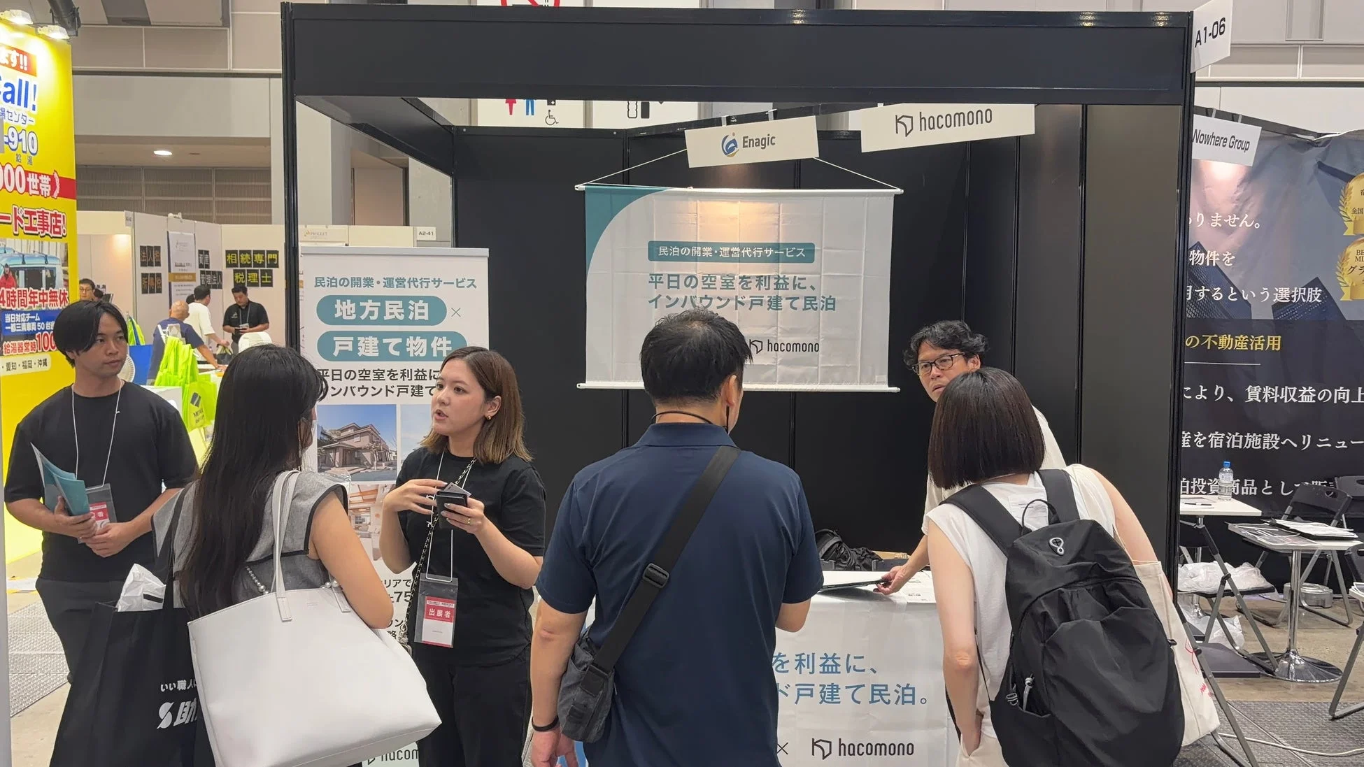 展示会ブースで説明する様子