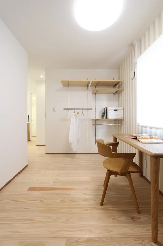 明るい木製の床と白い壁が特徴の、すっきりとしたモダンな部屋