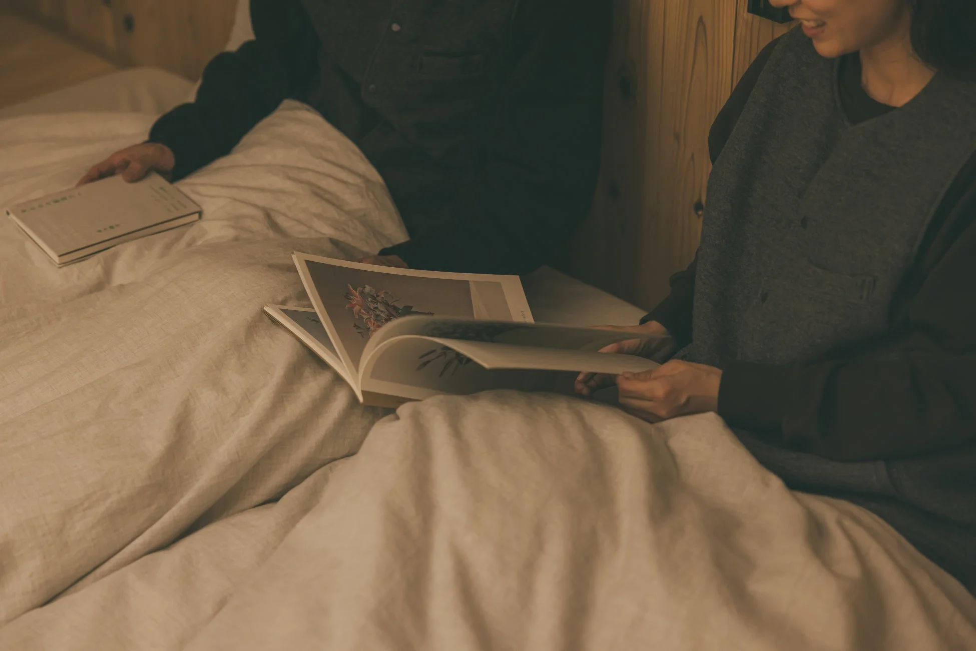 ベッドで読書するカップル