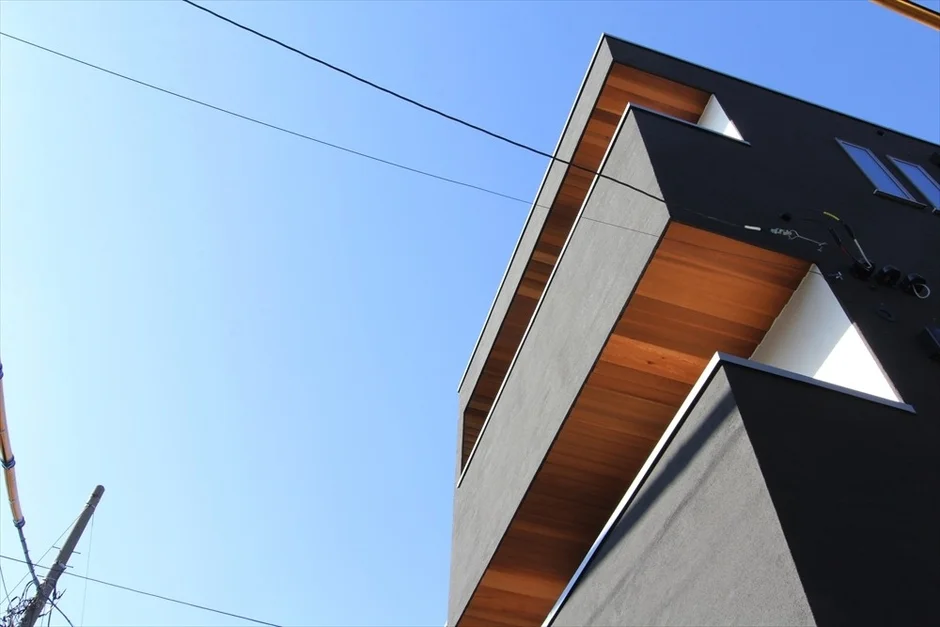 黒い外壁が織りなす、モダンで洗練された暮らし。デザイン注文住宅の建築事例5選をご紹介