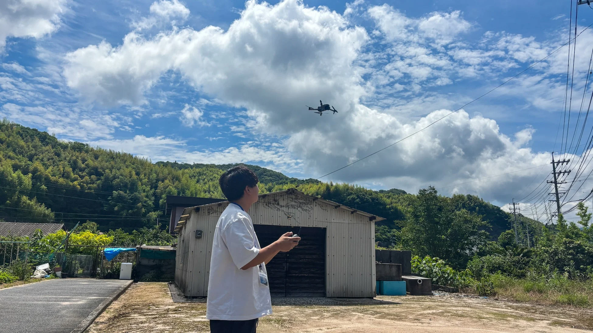 ドローンを操作する人物
