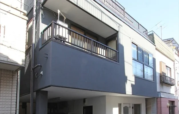 築31年の店舗付き住宅が、断熱とデザインを両立したアンティーク調二世帯住宅へ大変身！