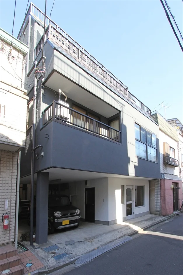 築31年の店舗付き住宅が、断熱とデザインを両立したアンティーク調二世帯住宅へ大変身！