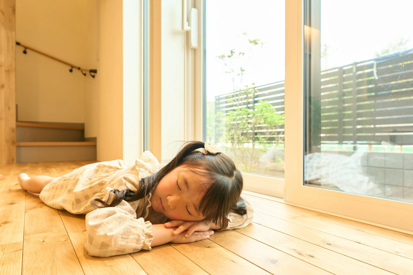 窓際で昼寝をする女の子
