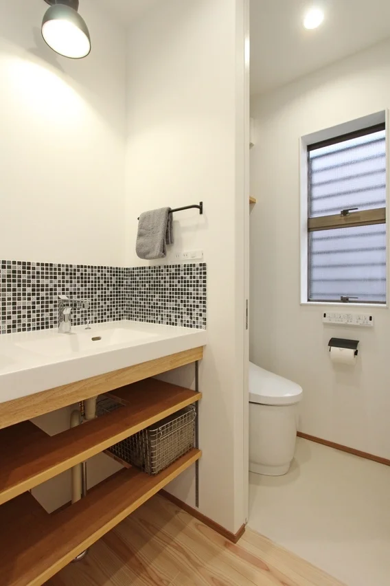 清潔感のあるモダンな洗面所とトイレの空間