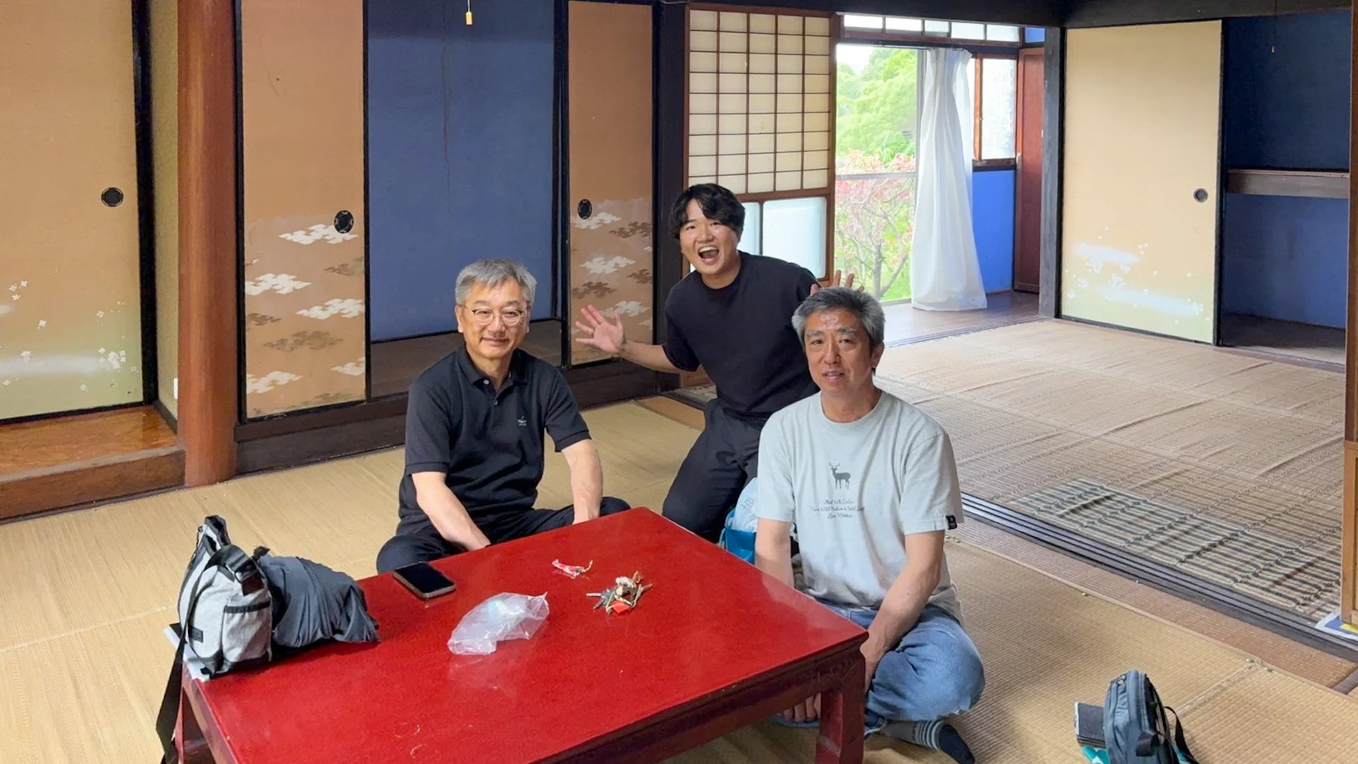 和室で座卓を囲む3人の男性