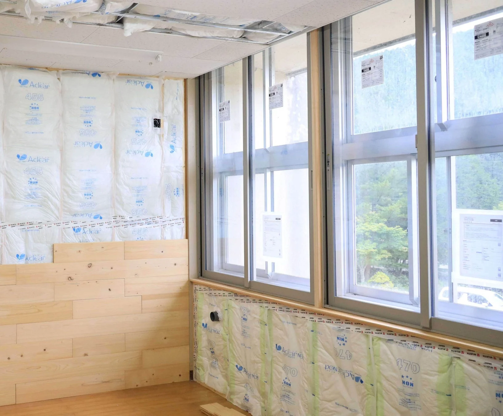 断熱材と木材が施工されているリフォーム中の部屋