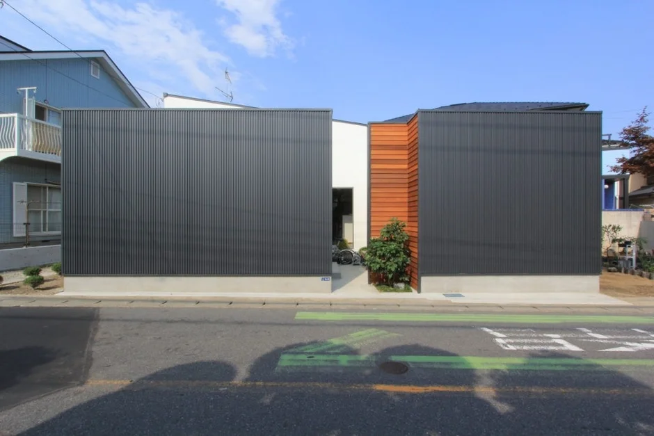バス通りに建つ、外に閉じて内に開いた中庭付き平屋住宅