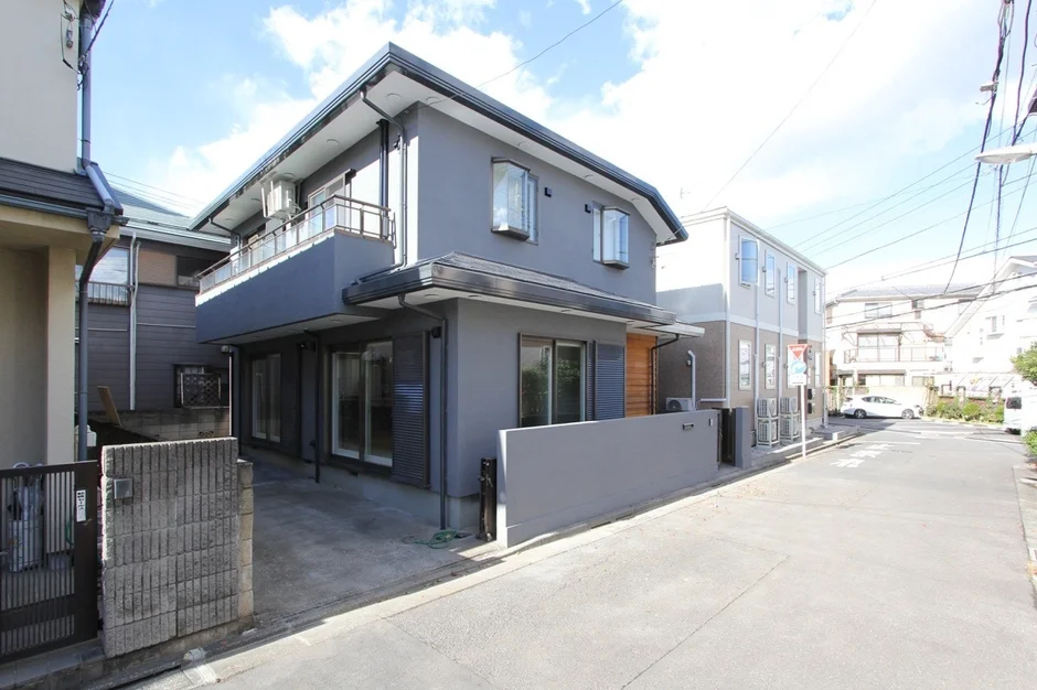 現代的なグレーの外壁が特徴の一戸建て住宅の外観