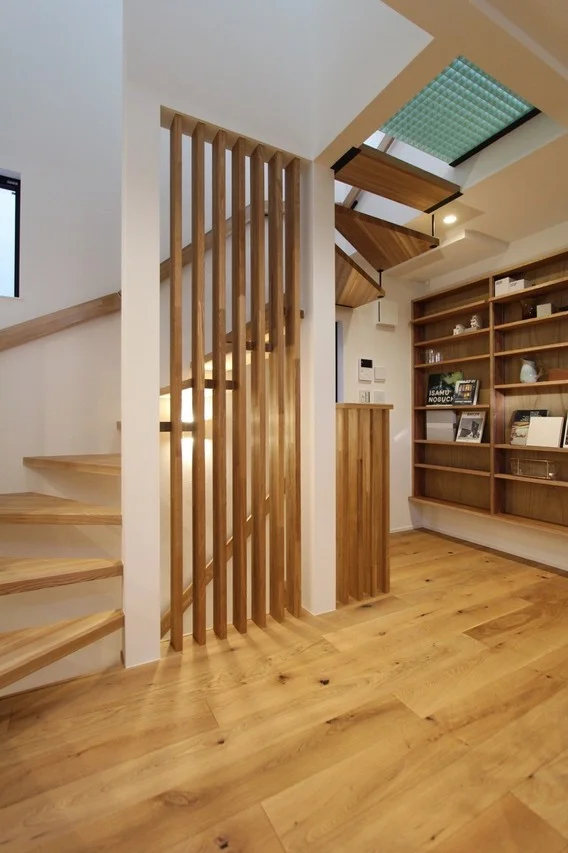 明るい木材を基調としたモダンな住宅インテリアの階段