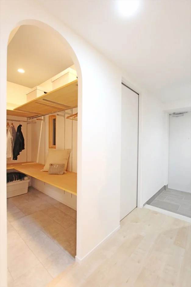 白い壁と明るい木材を基調としたモダンな住宅のインテリア写真