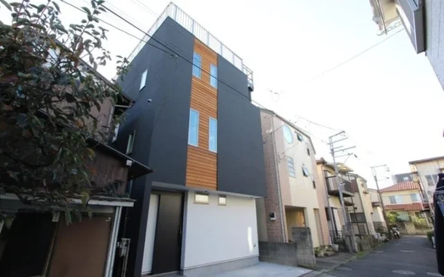 狭小地でも叶う!駐車場・屋上付き3階建て二世帯住宅で広がる快適ライフ