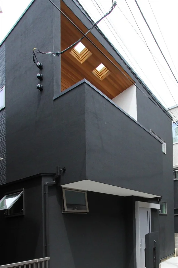 現代的なデザインの黒い外壁の建物