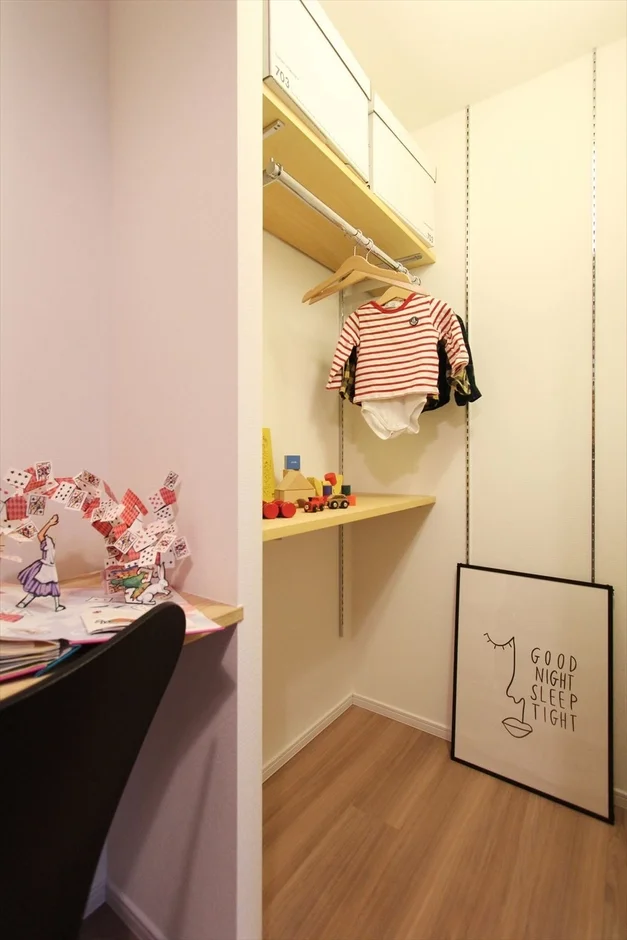 子供部屋の一角にある収納スペースと学習スペース