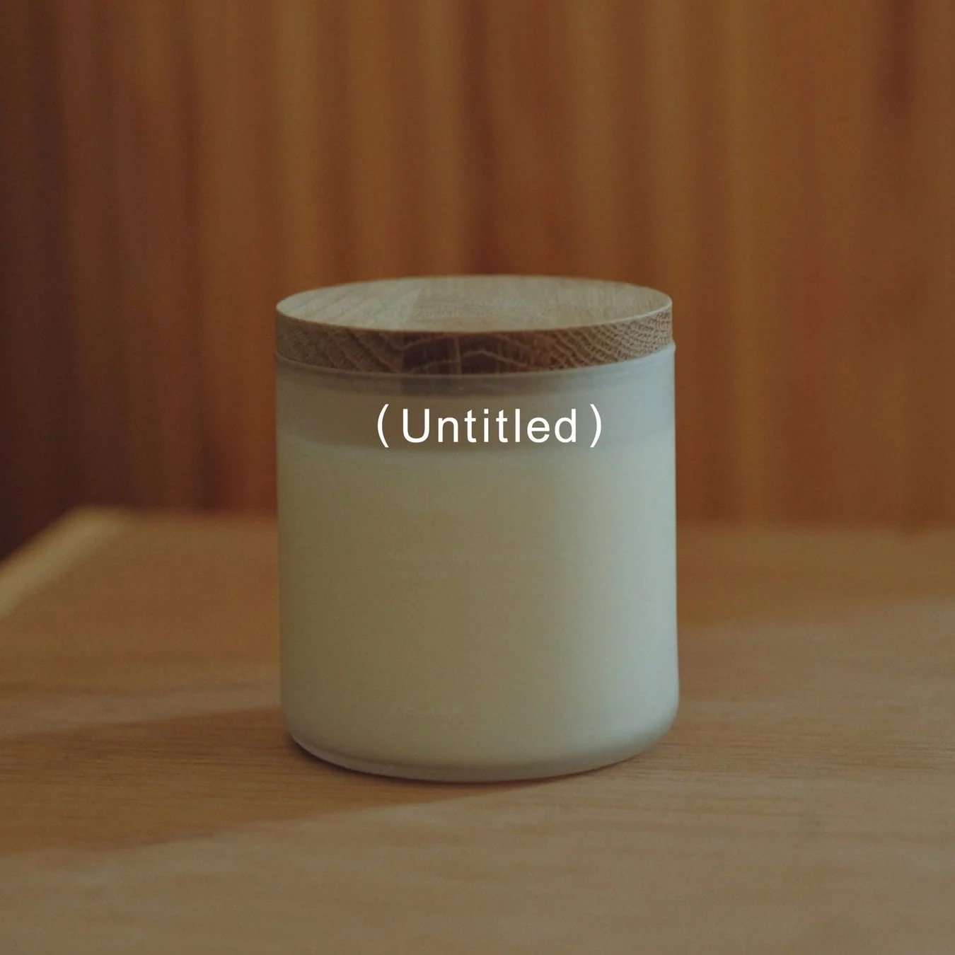 木製の蓋が付いたガラス容器入りのキャンドル