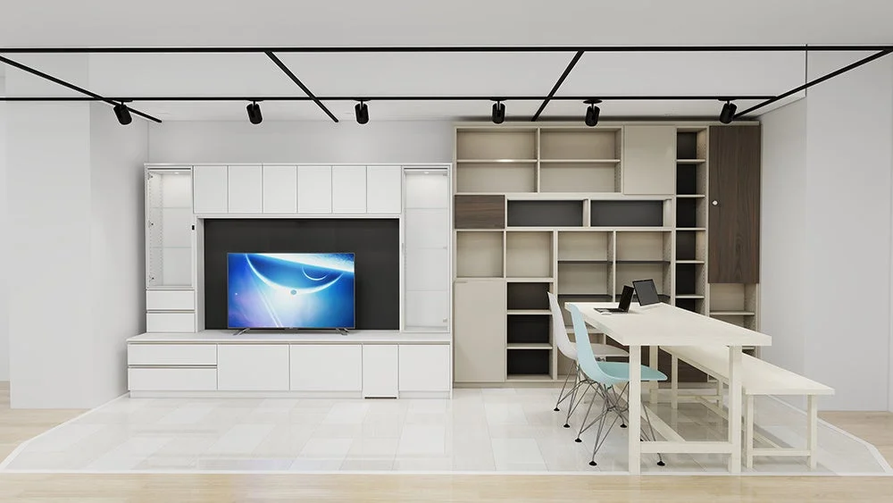 モダンで整理整頓されたリビングルームのインテリア。白いテレビボードと大型のシェルフユニットが特徴で、ダイニングテーブルと椅子がワークスペースとしても機能する多目的空間です。