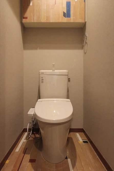 トイレ,便器,住宅設備,インテリア,収納棚,木目調,ウォシュレット,タンク式トイレ,TOTO,トイレルーム,清潔感