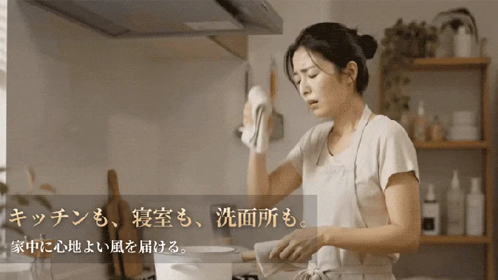 キッチンで快適に過ごす女性