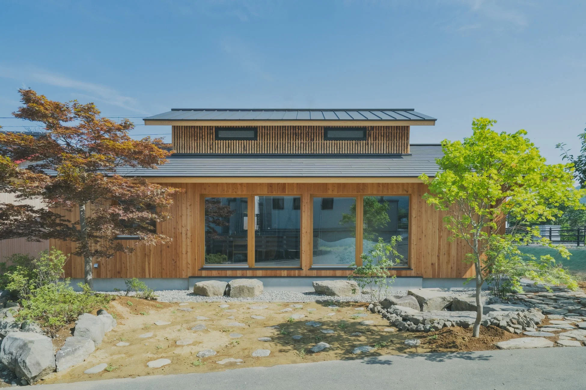 木材の外壁とモダンなデザインの平屋建て住宅