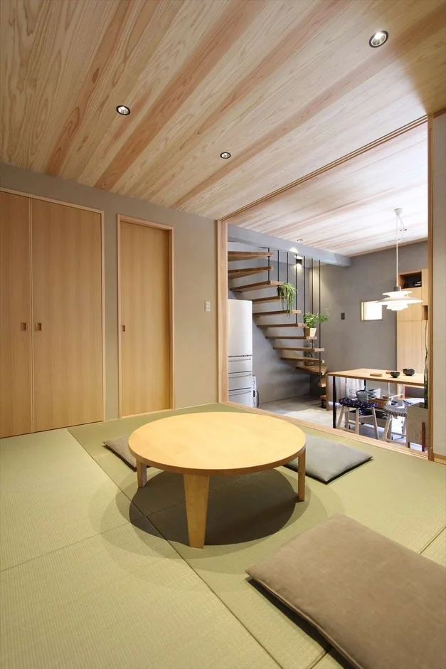 和室とダイニングが一体となったモダンな住宅の室内