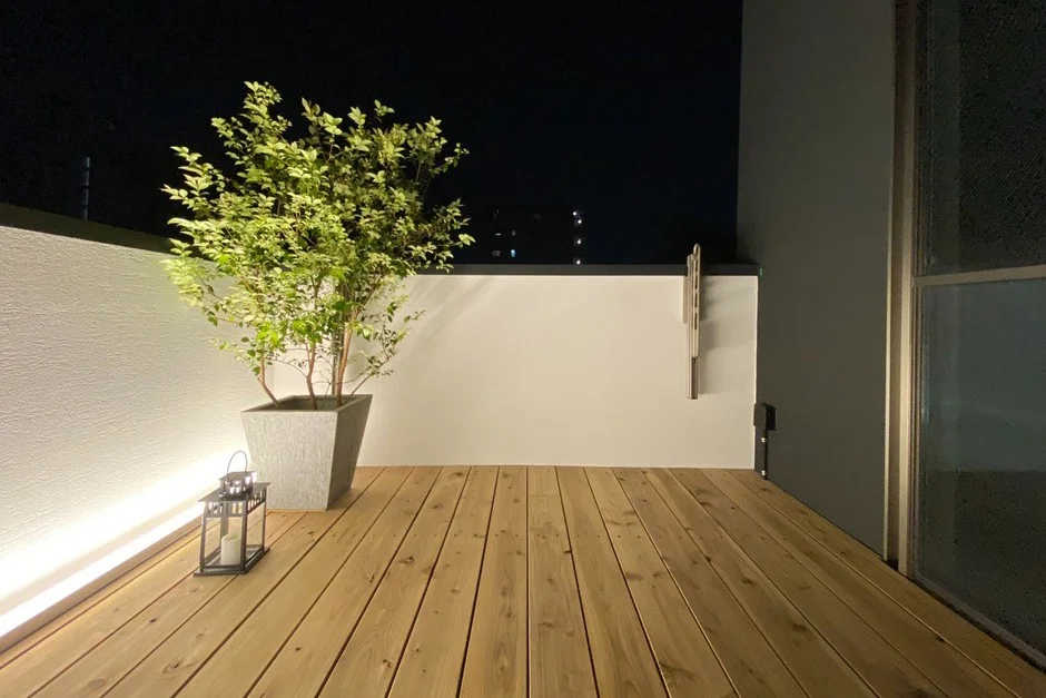 夜のバルコニー